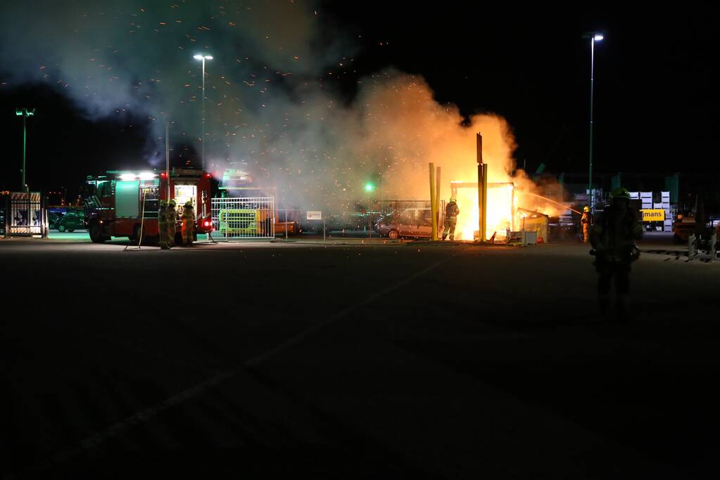 Flinke brand op terrein Heijmans, vrachtwagen chauffeur door brandweer gewekt