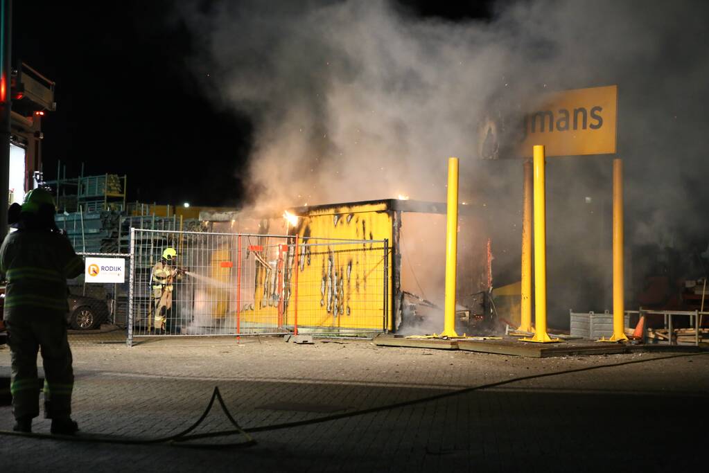 Flinke brand op terrein Heijmans, vrachtwagen chauffeur door brandweer gewekt