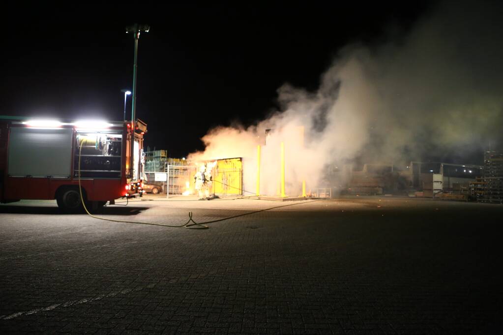Flinke brand op terrein Heijmans, vrachtwagen chauffeur door brandweer gewekt