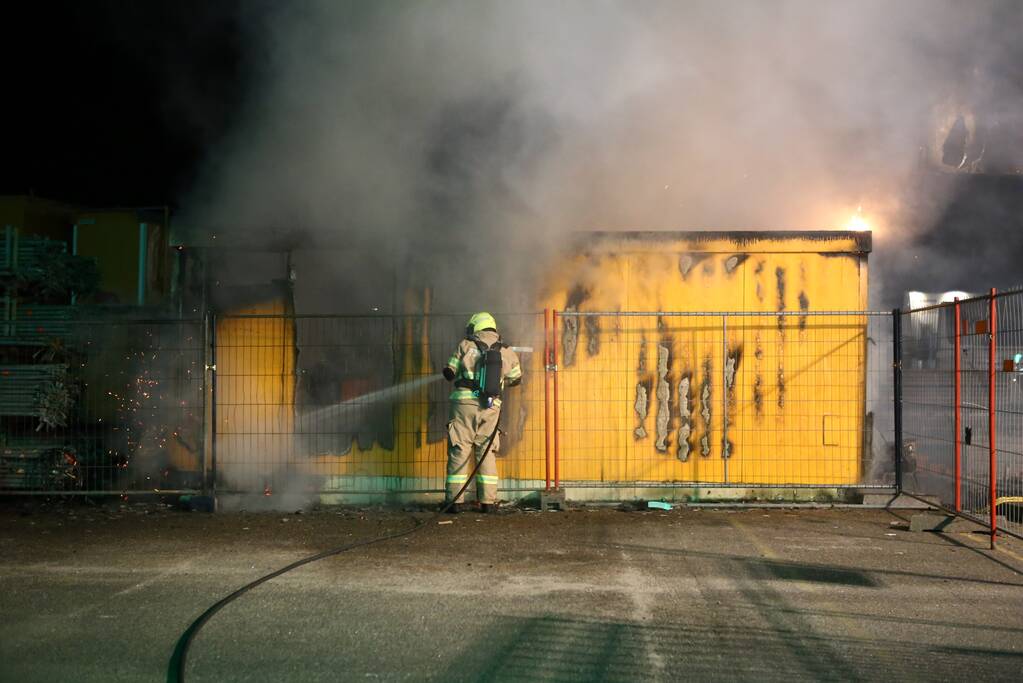 Flinke brand op terrein Heijmans, vrachtwagen chauffeur door brandweer gewekt
