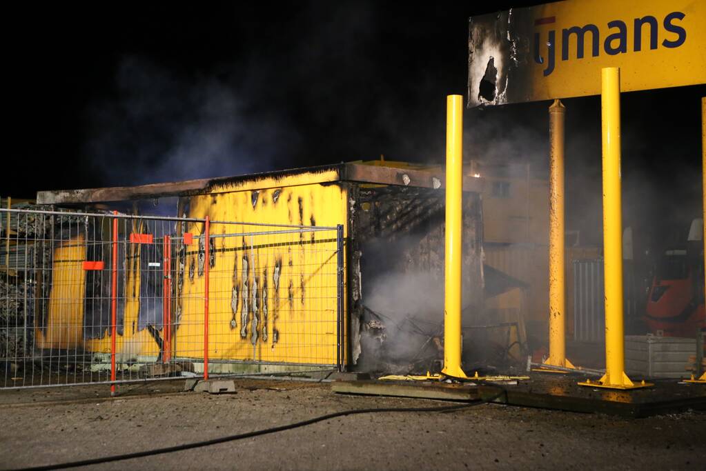 Flinke brand op terrein Heijmans, vrachtwagen chauffeur door brandweer gewekt