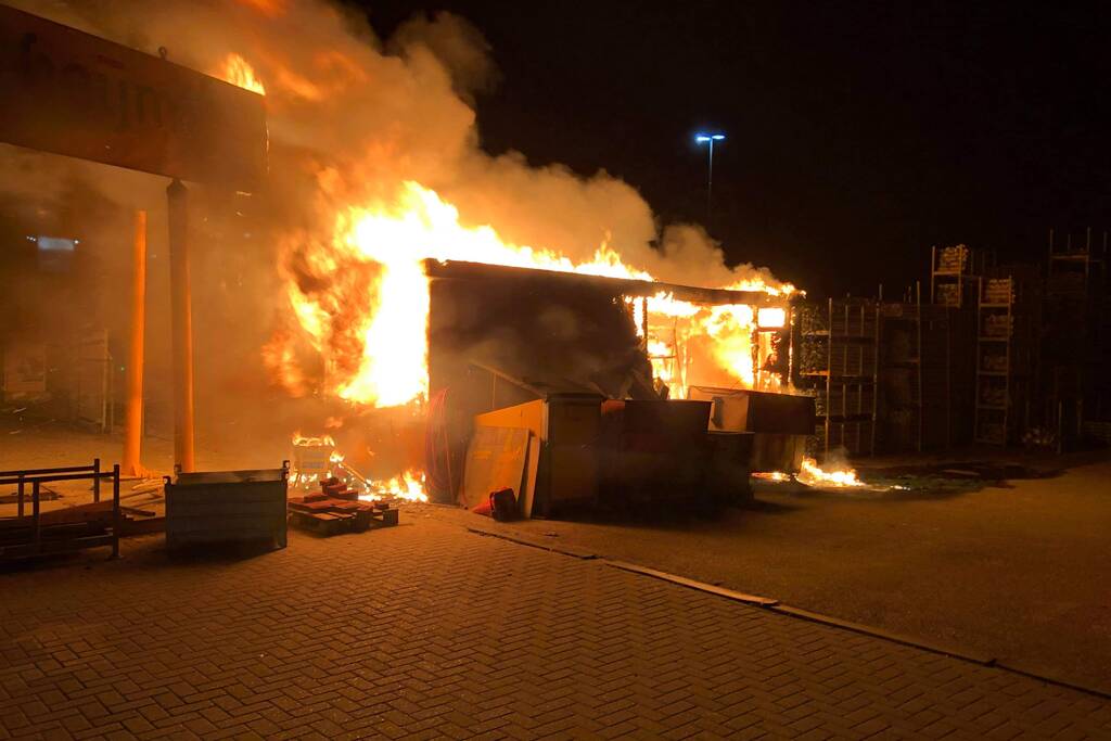 Flinke brand op terrein Heijmans, vrachtwagen chauffeur door brandweer gewekt