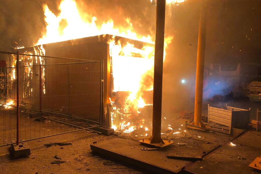 Flinke brand op terrein Heijmans, vrachtwagen chauffeur door brandweer gewekt