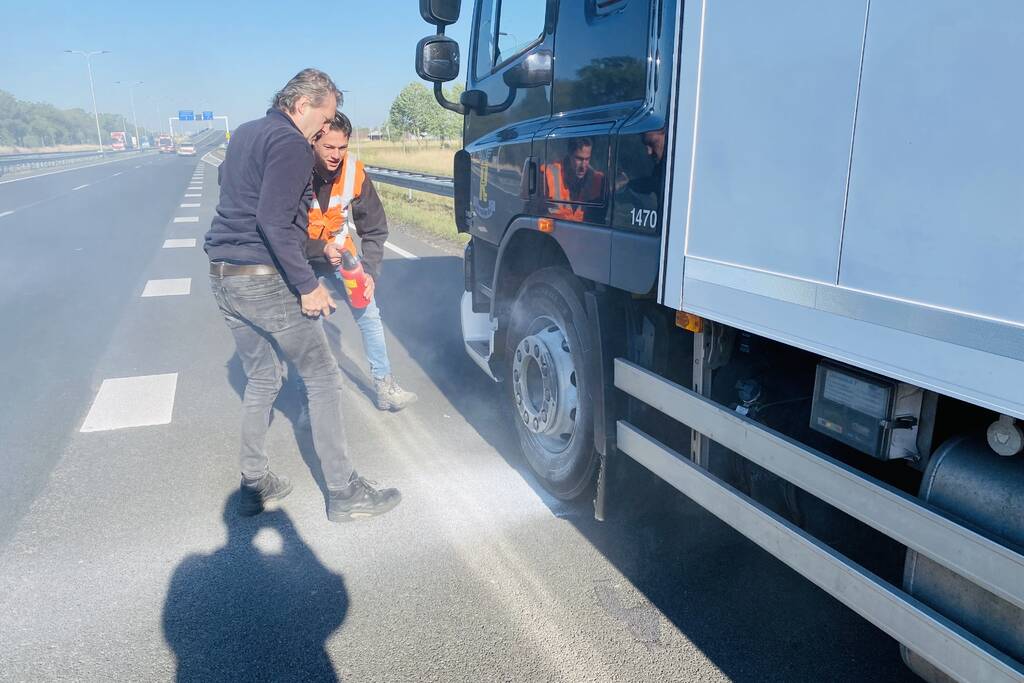 Vrachtwagen vat vlam door vastgelopen remmen