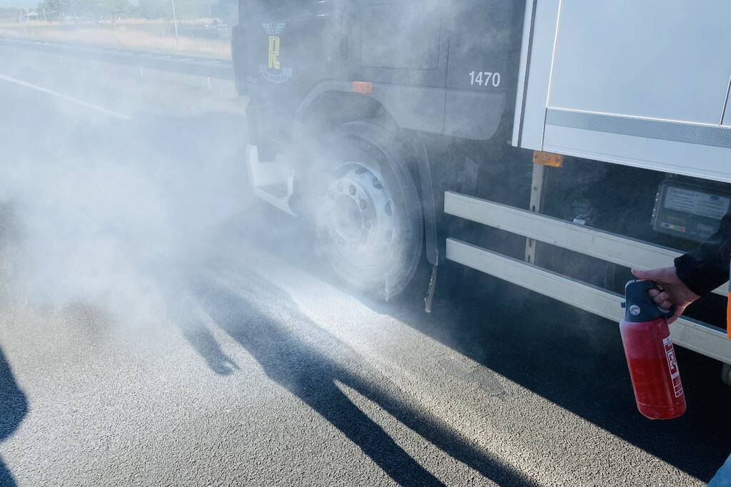 Vrachtwagen vat vlam door vastgelopen remmen