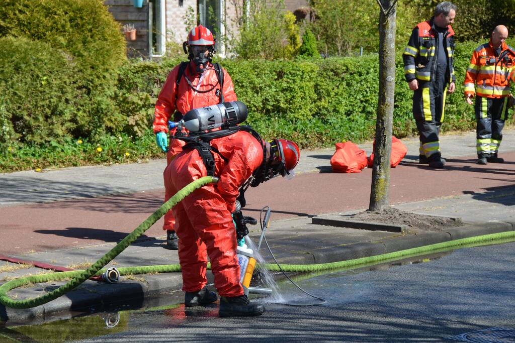 Brandweer in beschermende pakken halen persoon uit woning