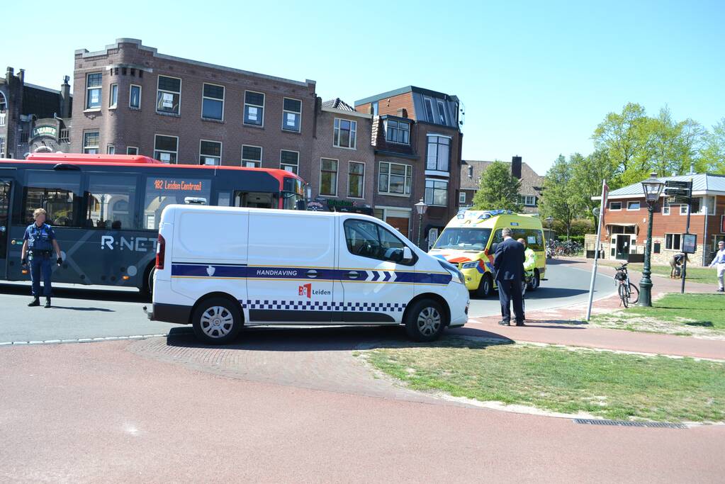 Buschauffeur ziet fietser over het hoofd