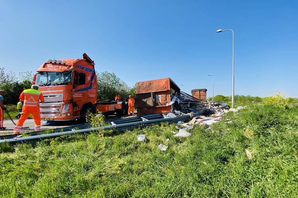 Vrachtwagen met afval gekanteld op afrit
