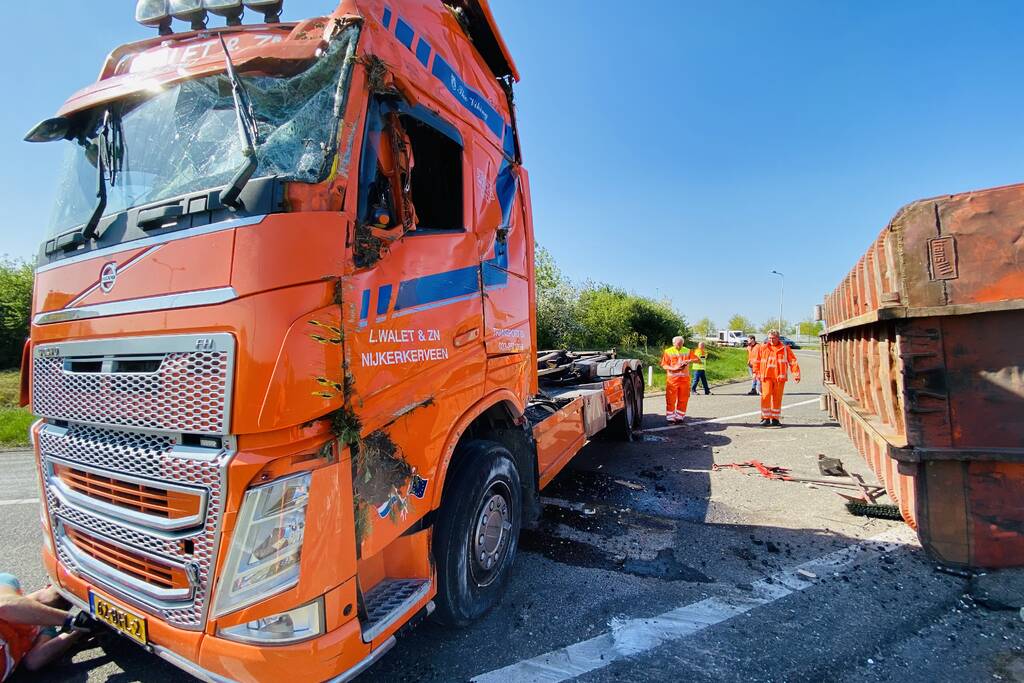 Vrachtwagen met afval gekanteld op afrit