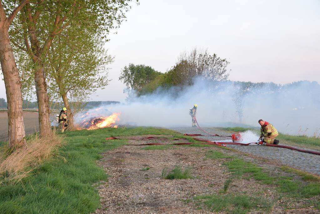 Flinke buitenbrand in composthoop