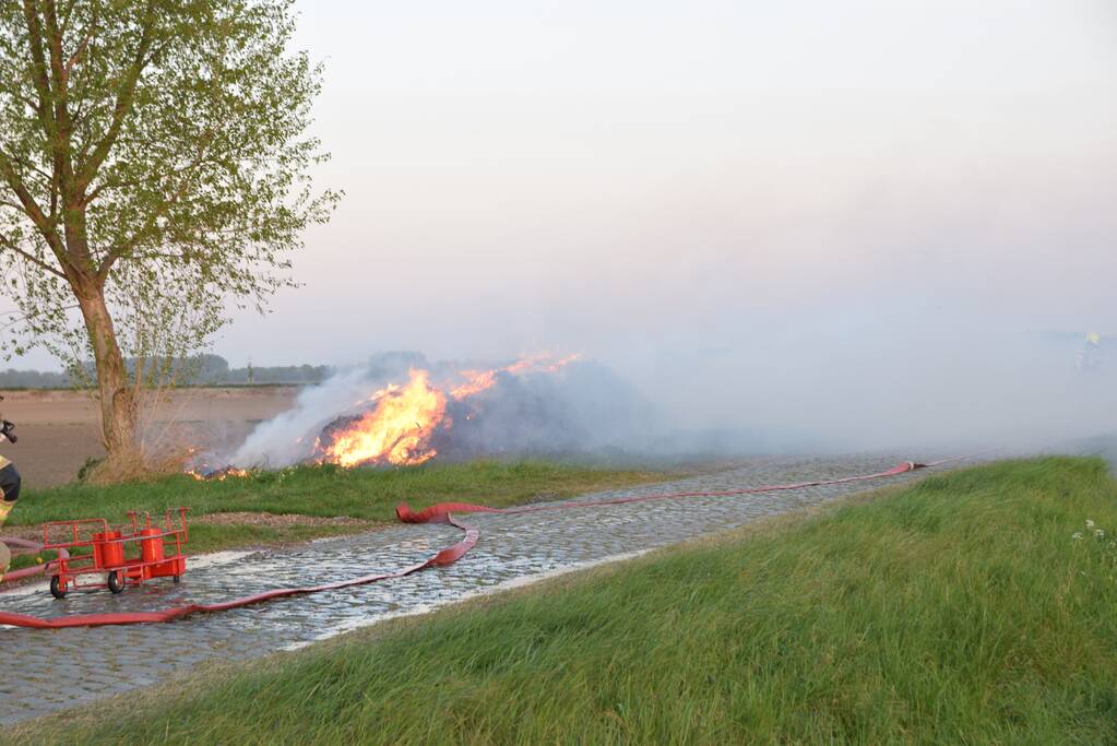 Flinke buitenbrand in composthoop