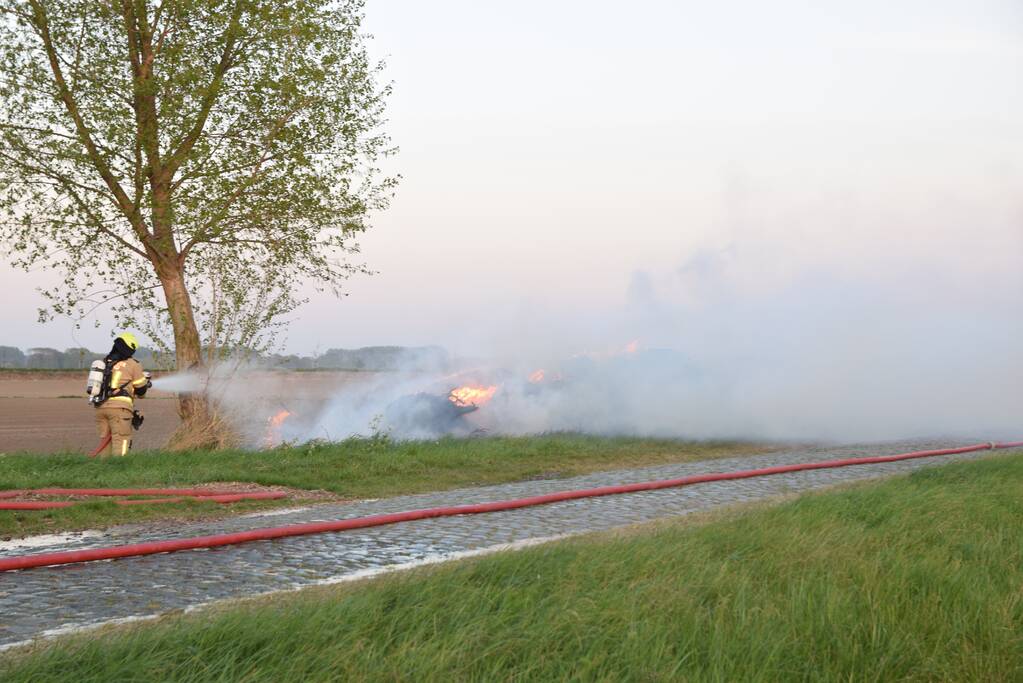 Flinke buitenbrand in composthoop