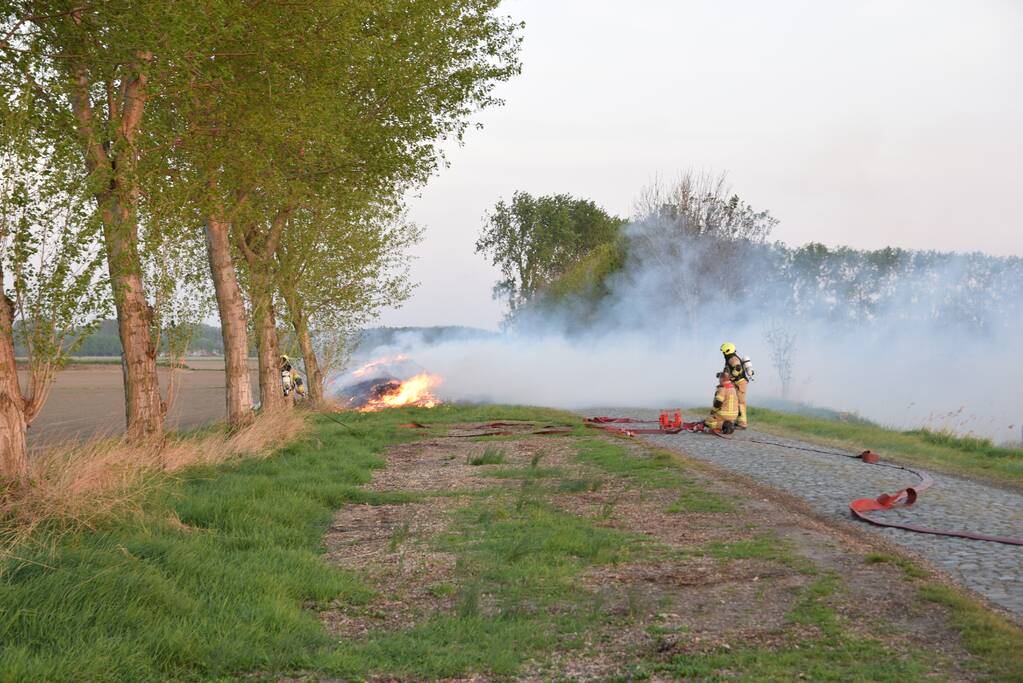 Flinke buitenbrand in composthoop