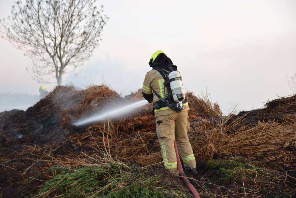 Flinke buitenbrand in composthoop