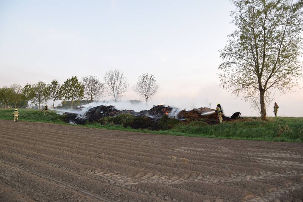 Flinke buitenbrand in composthoop