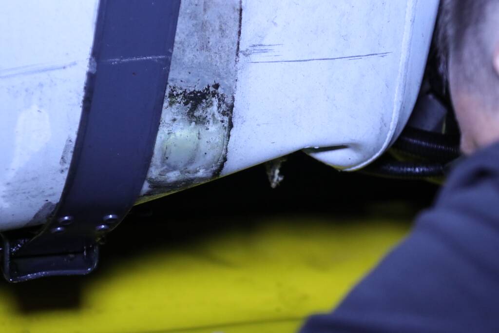 Tankstation en parkeerplaats afgesloten om lekgereden dieseltank