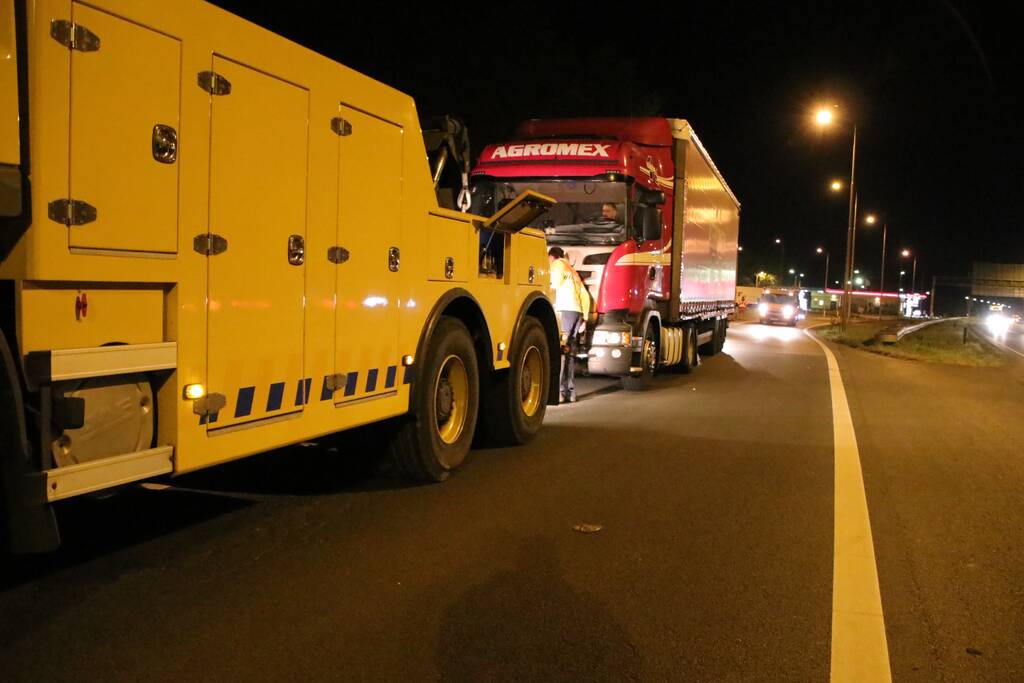 Tankstation en parkeerplaats afgesloten om lekgereden dieseltank