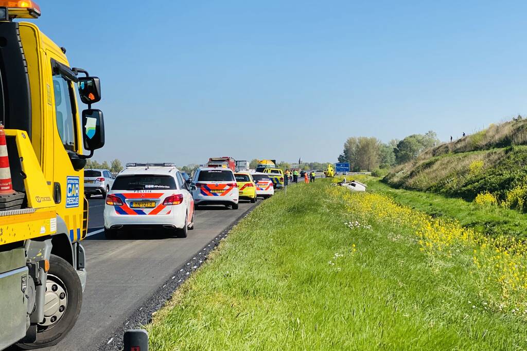 Bestelbus belandt in sloot naast A50