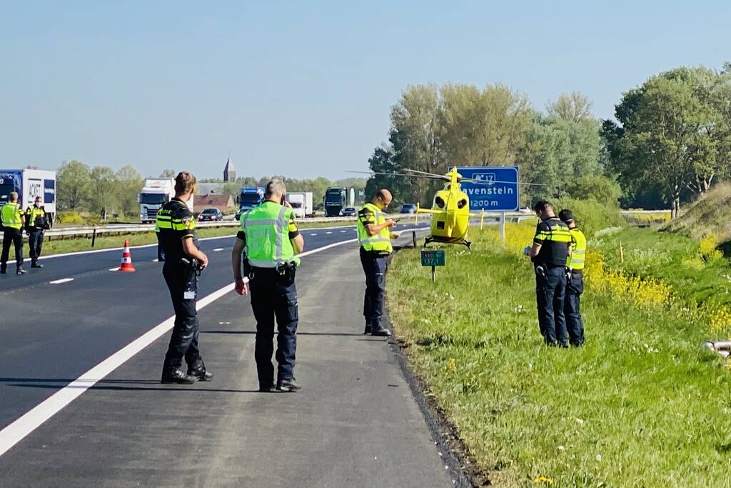 Bestelbus belandt in sloot naast A50