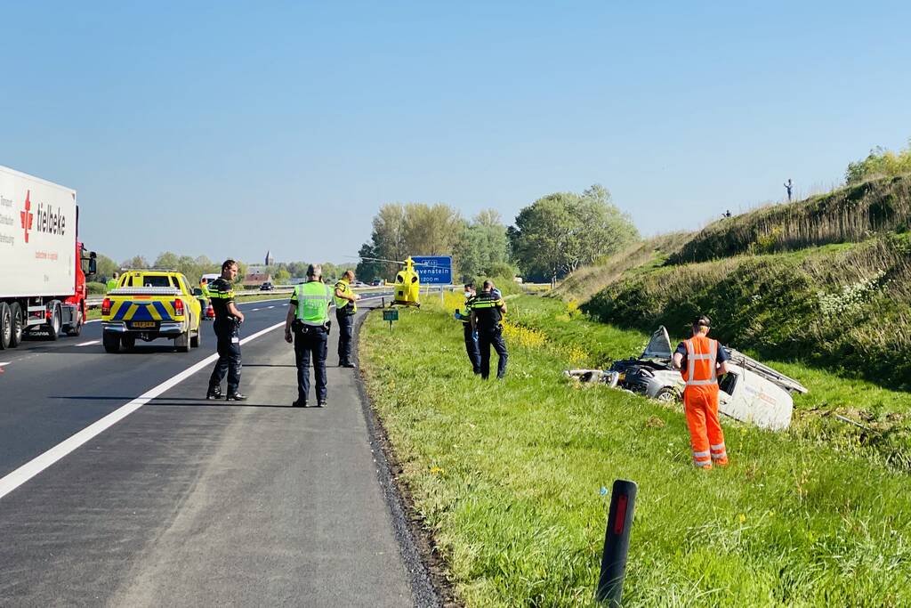 Bestelbus belandt in sloot naast A50