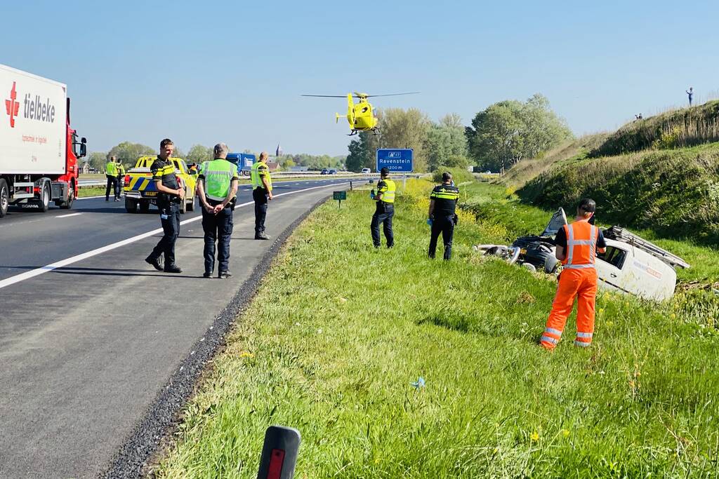 Bestelbus belandt in sloot naast A50