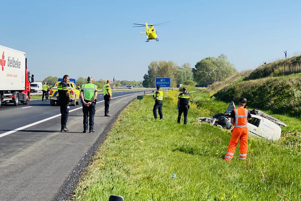 Bestelbus belandt in sloot naast A50