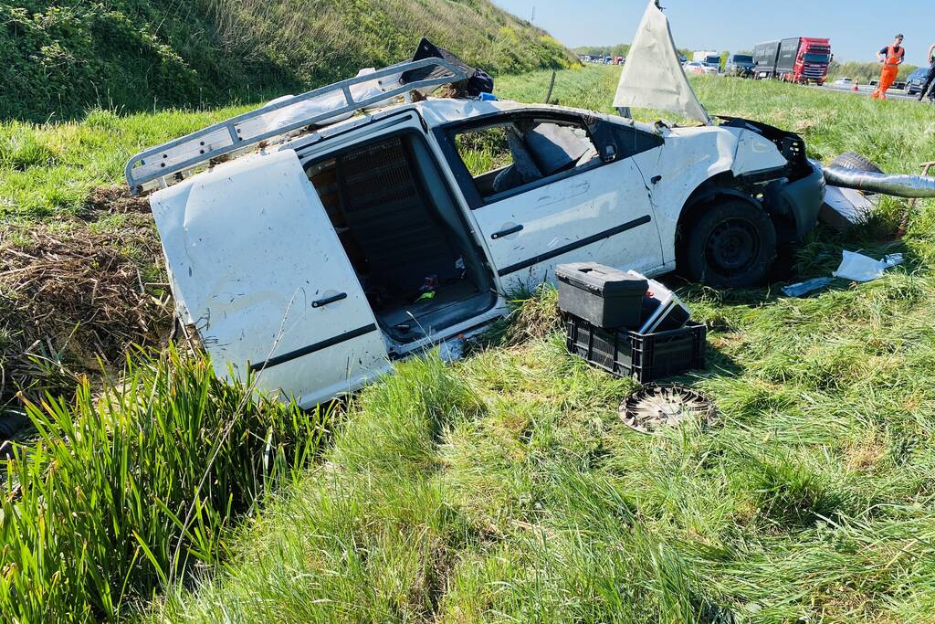 Bestelbus belandt in sloot naast A50