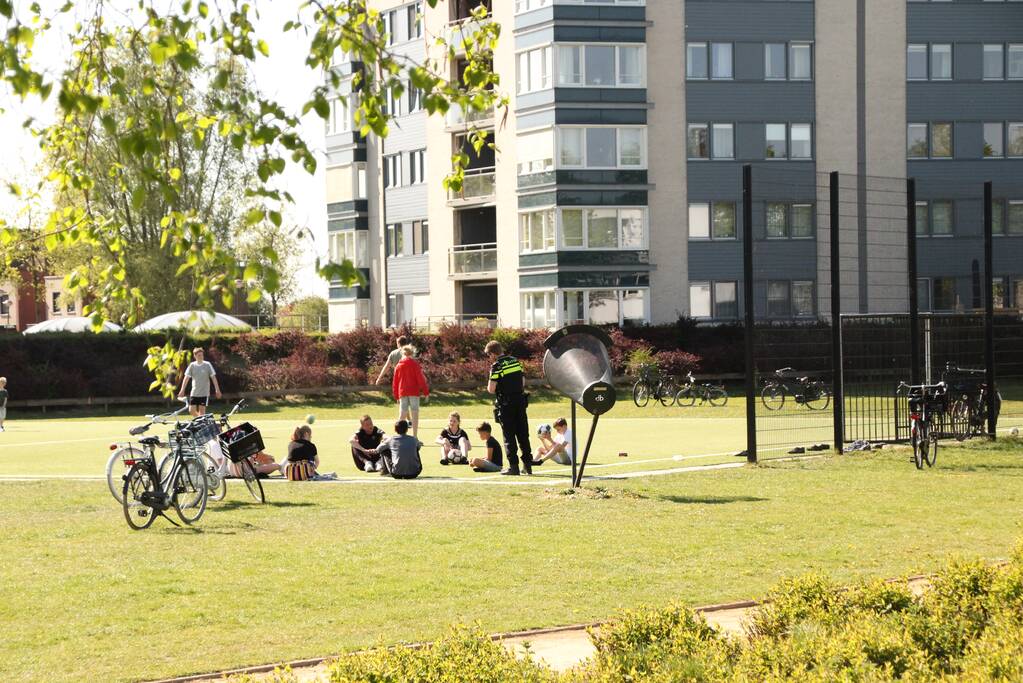 Politie waarschuwt jongeren op coronamaatregelen