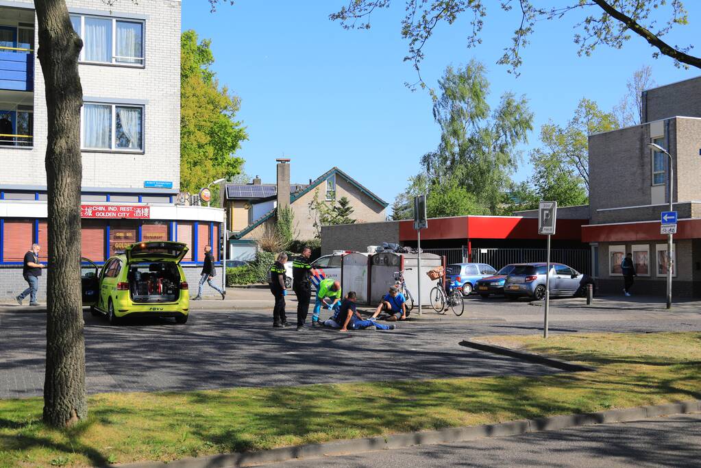Fietser gaat onderuit op parkeerplaats