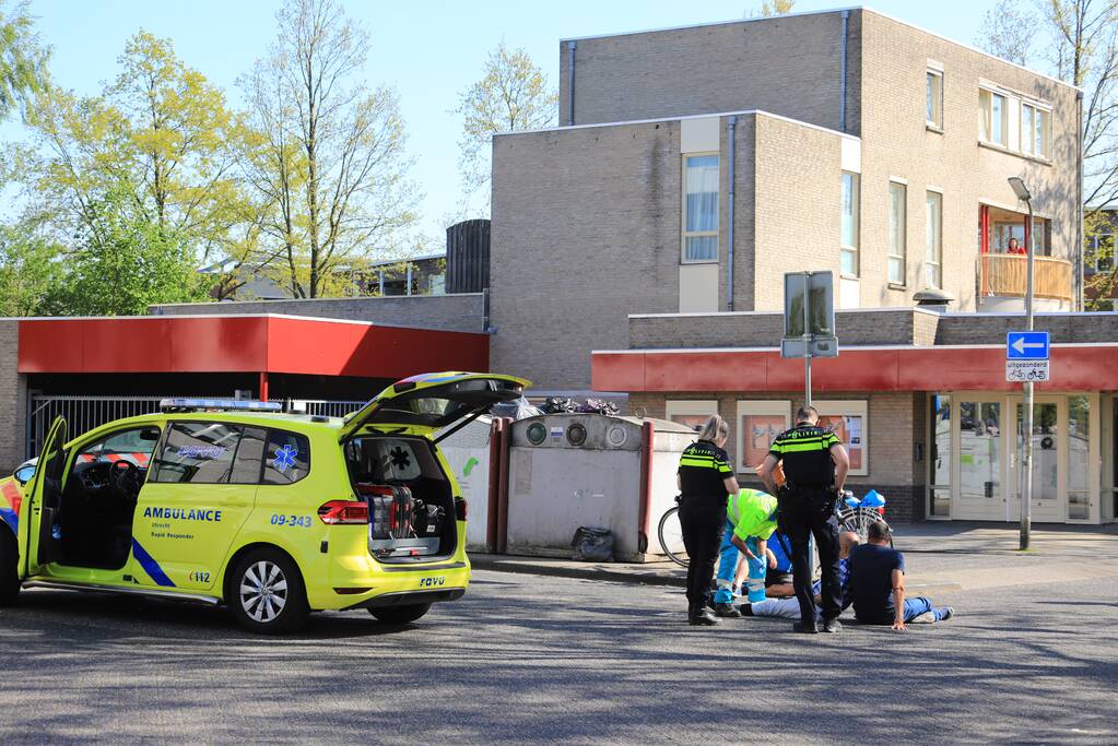 Fietser gaat onderuit op parkeerplaats