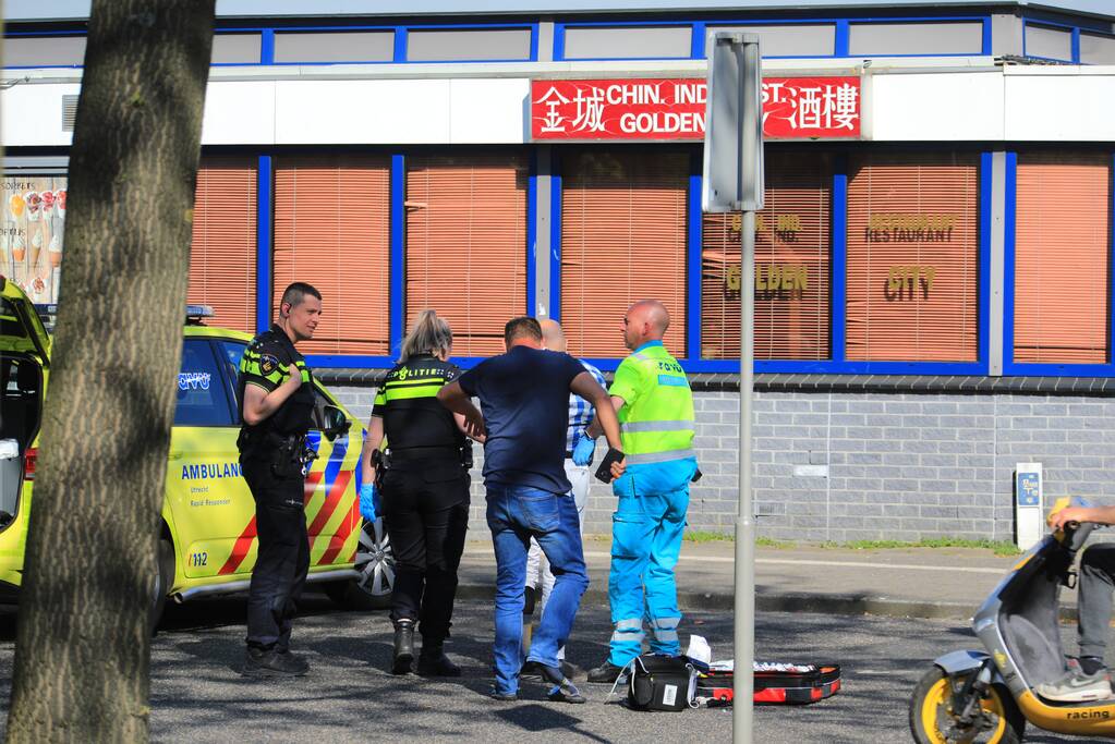 Fietser gaat onderuit op parkeerplaats