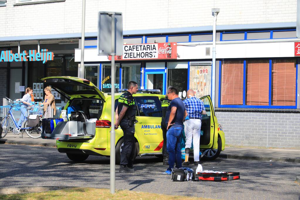 Fietser gaat onderuit op parkeerplaats