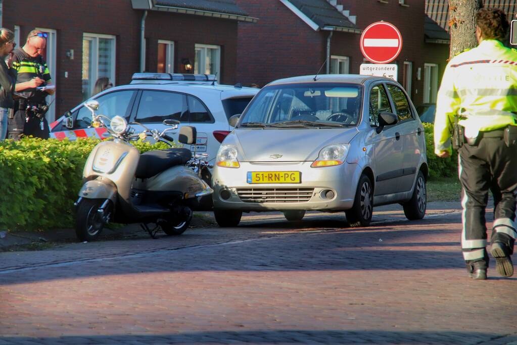 Scooterbestuurster gewond bij aanrijding met auto