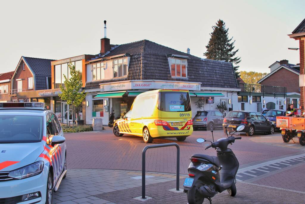 Maaltijdbezorger gewond bij botsing met auto