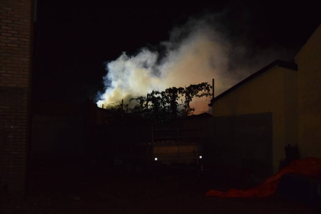 Veel rook bij grote brand is schuur
