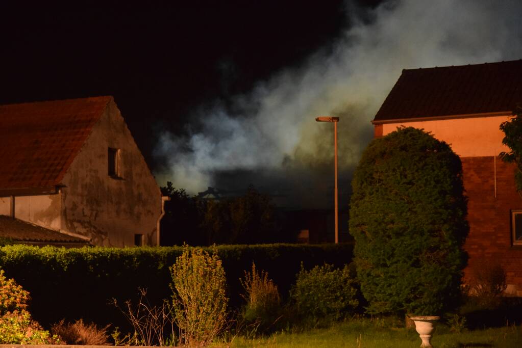 Veel rook bij grote brand is schuur