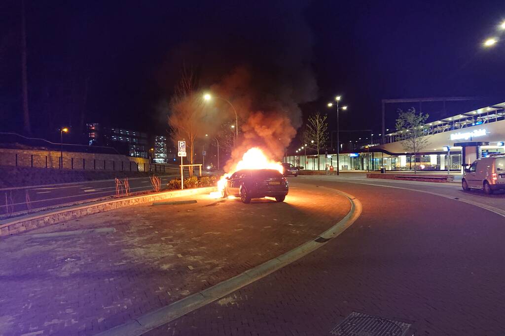 Auto brandt uit bij station