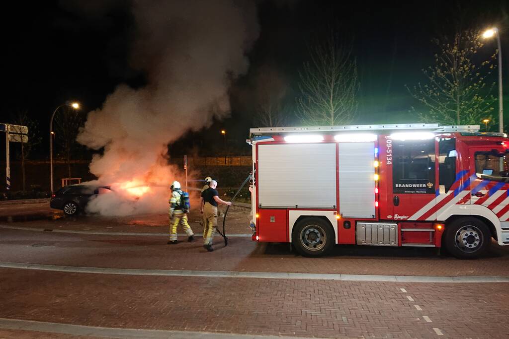 Auto brandt uit bij station
