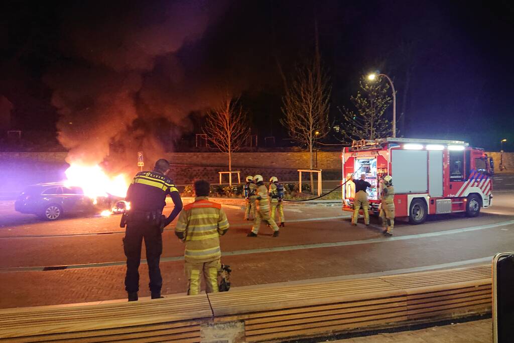 Auto brandt uit bij station