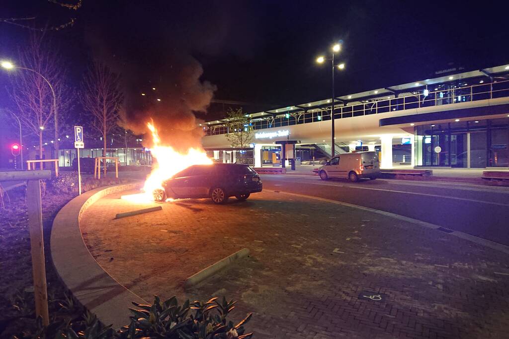 Auto brandt uit bij station