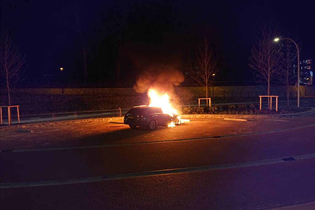 Auto brandt uit bij station