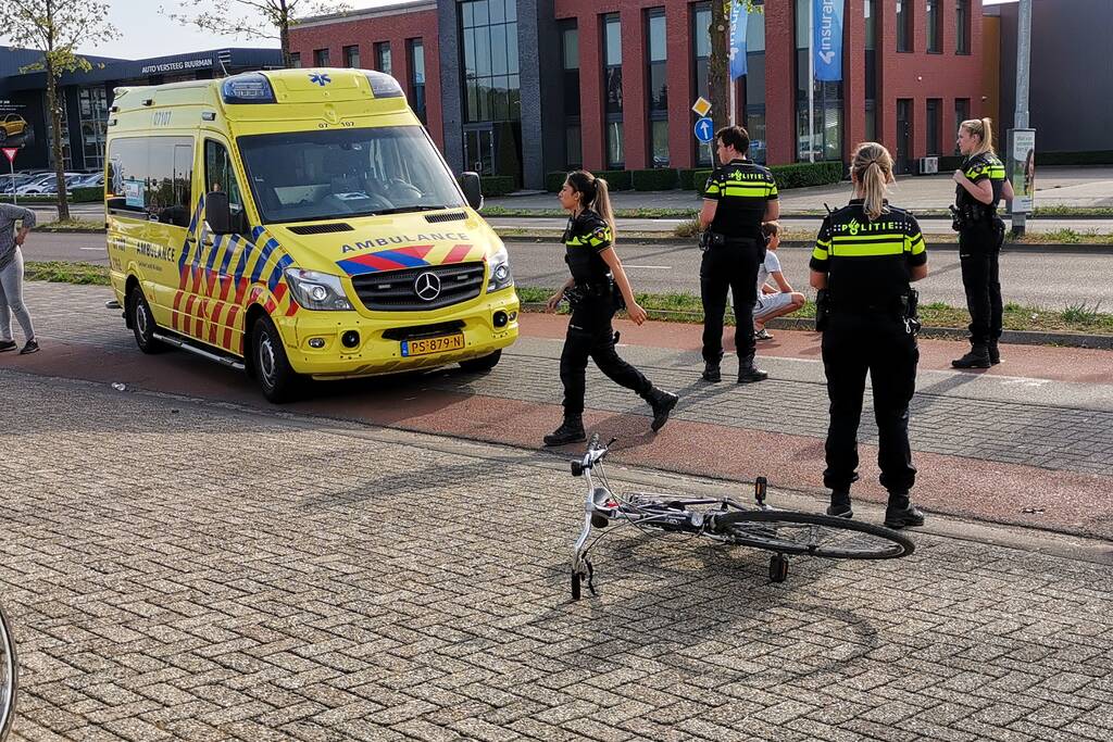 Scooter en fietser klappen op elkaar