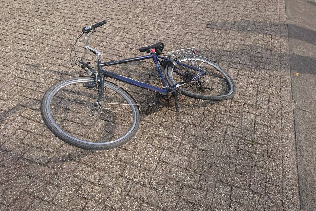 Scooter en fietser klappen op elkaar