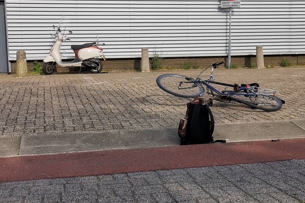 Scooter en fietser klappen op elkaar