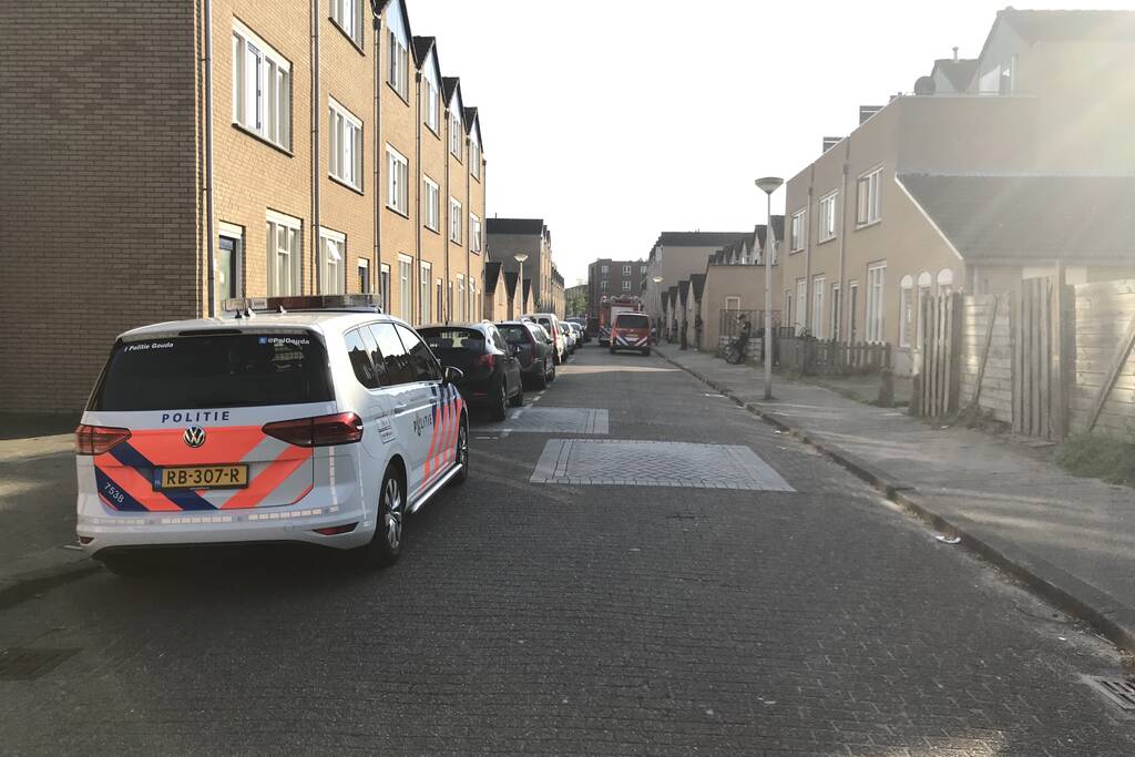 Brandweer verricht metingen in woning