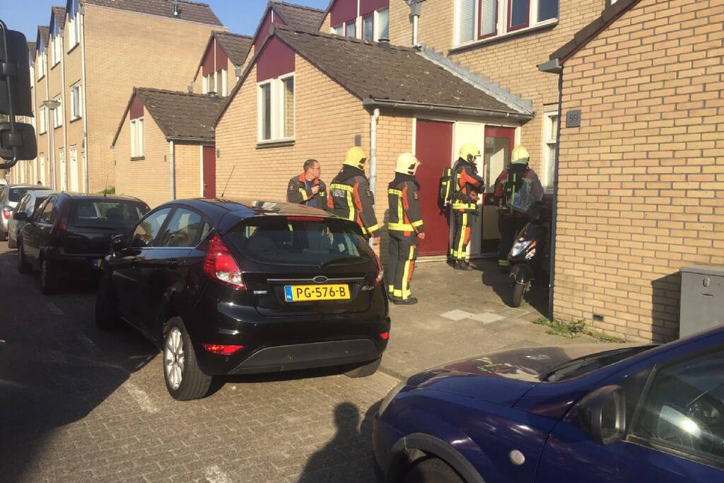 Brandweer verricht metingen in woning
