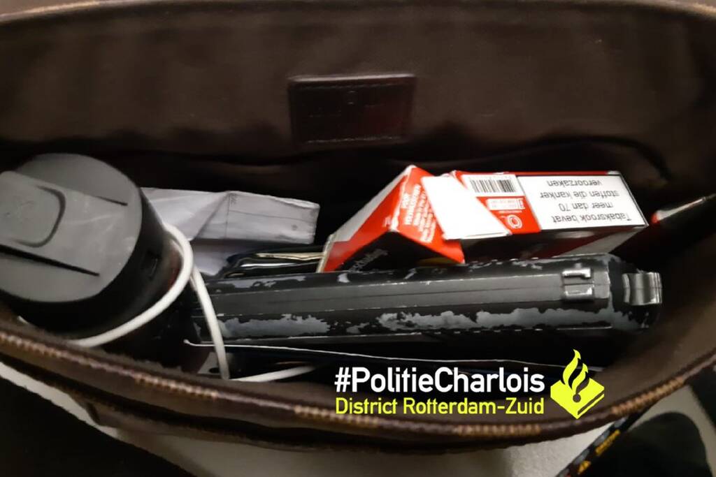 Inzittende auto in Pendrecht aangehouden na aantreffen wapen