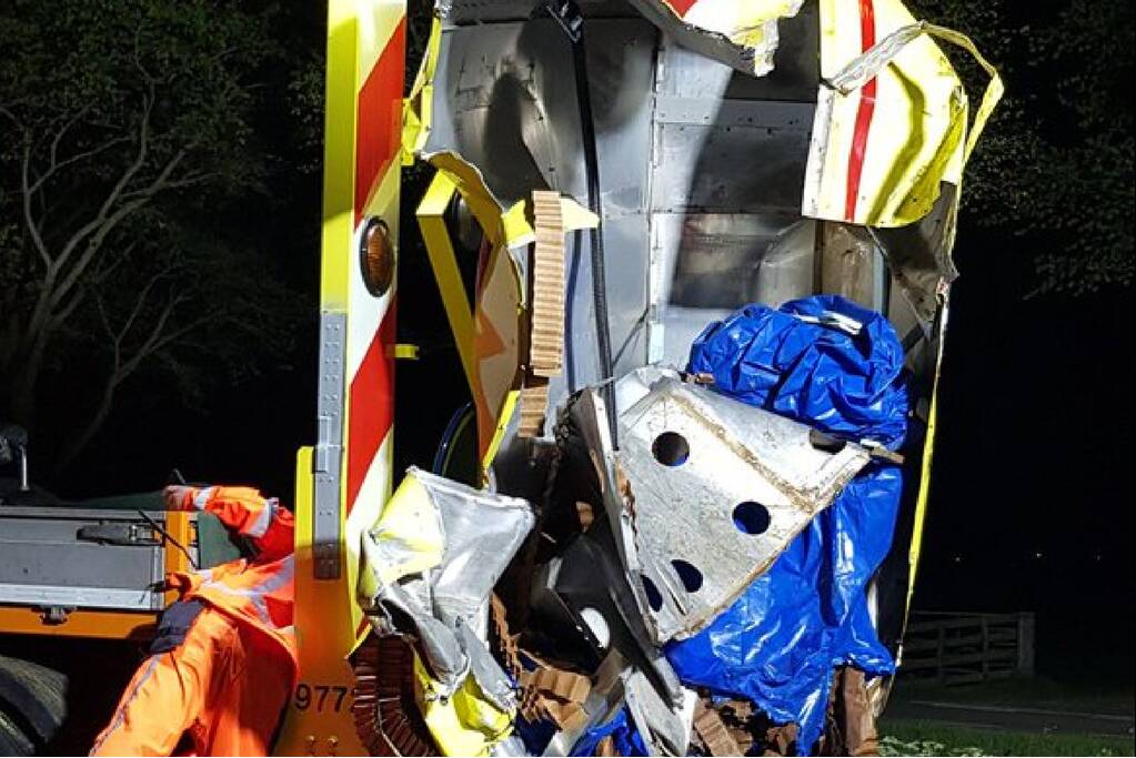 Auto knalt op pijlwagen bij Middelie, drie gewonden