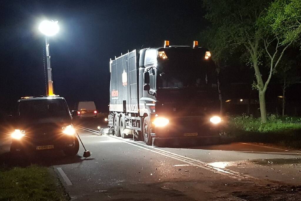 Auto knalt op pijlwagen bij Middelie, drie gewonden