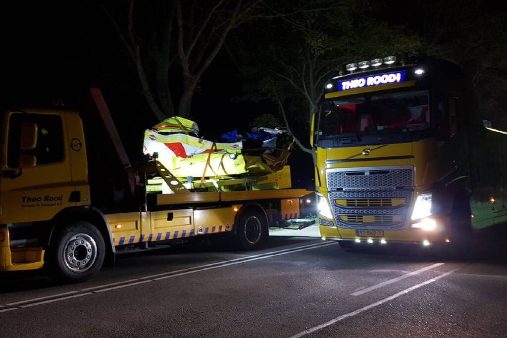 Auto knalt op pijlwagen bij Middelie, drie gewonden